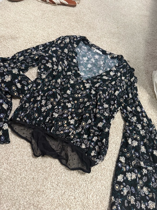 Tops - Womens Black Floral Long-Sleeve V-Neck Blouse/Bodysuit